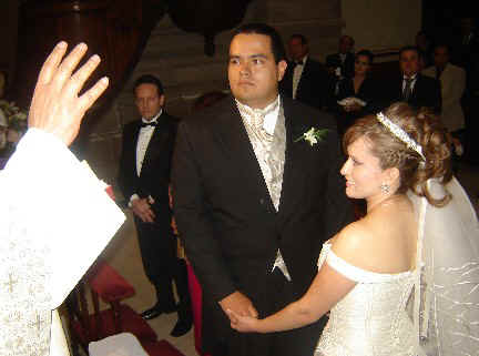 Fernando entrega el anillo de bodas a Nelly reciben la bendicin!