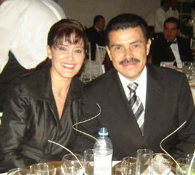  Paco Olvera y su distinguida esposa.