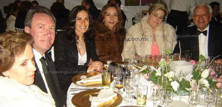 El "Gero" Tello con su distinguida esposa, las bellisimas hermanas Aguilar y don Arcadio Espinoza y distinguida esposa.